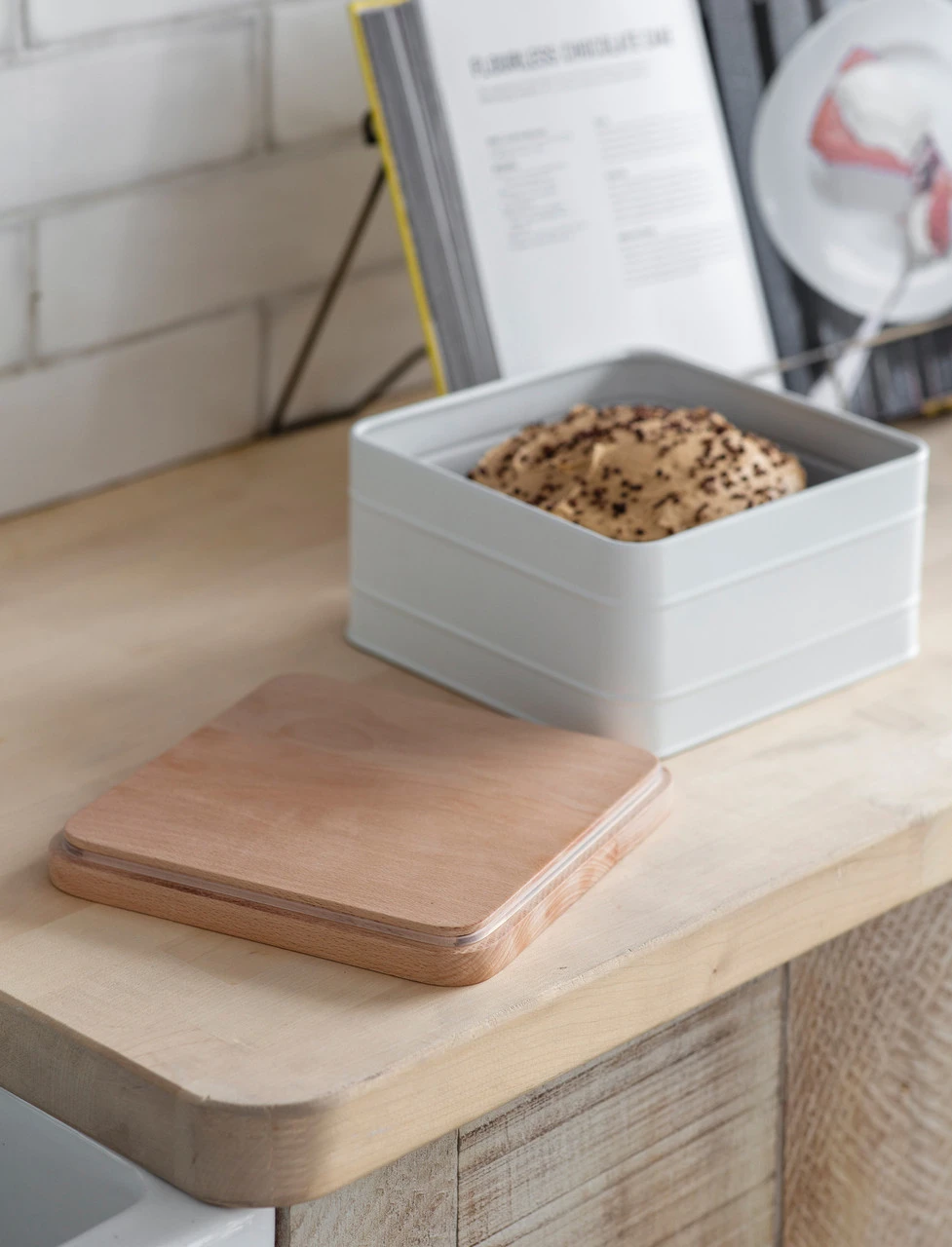 Borough Cake Tin - Lily White 4 Borough Cake Tin - Lily White - Image 2